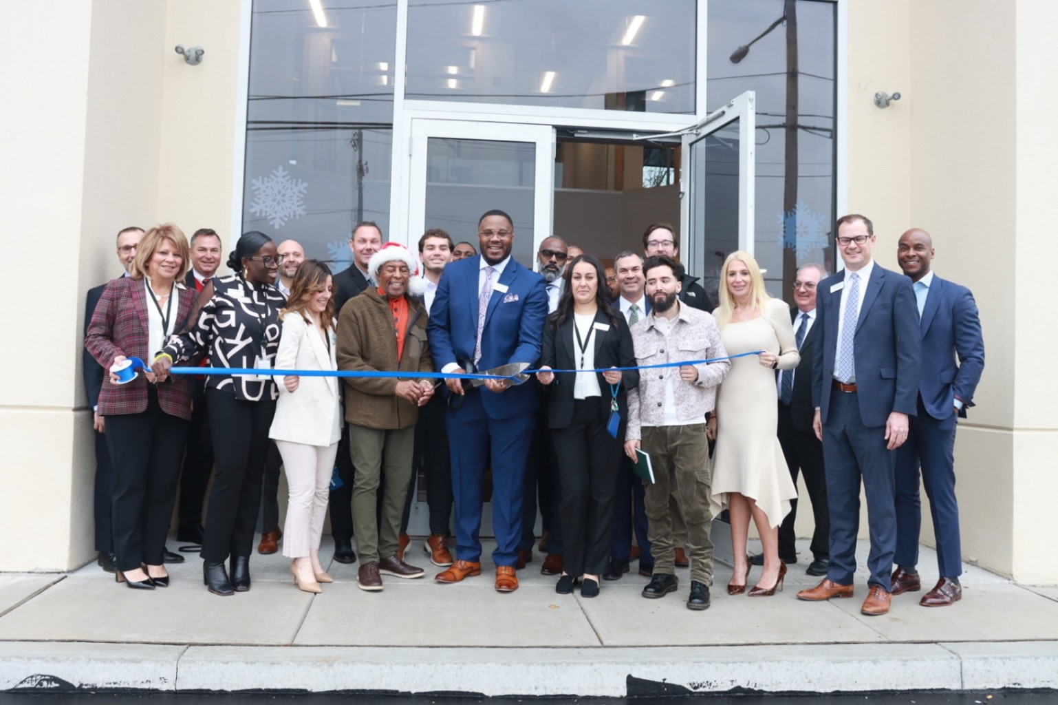 Community leaders join with Fulton Bank team members to cut the ribbon on the new financial center at Grant Avenue. 